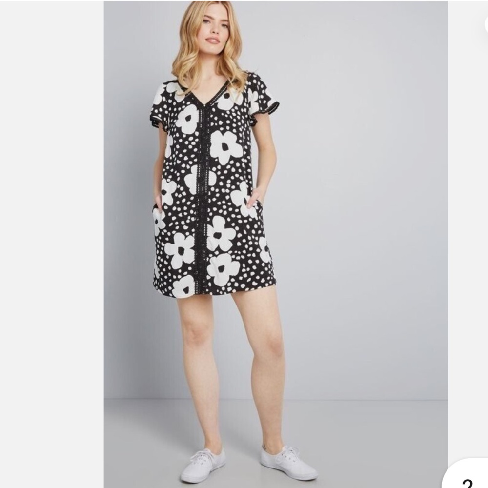 MODCLOTH bold floral print summer mini shift dress black and white polka dots s